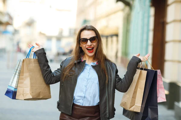 Bela mulher com sacos de compras no ctiy — Fotografia de Stock