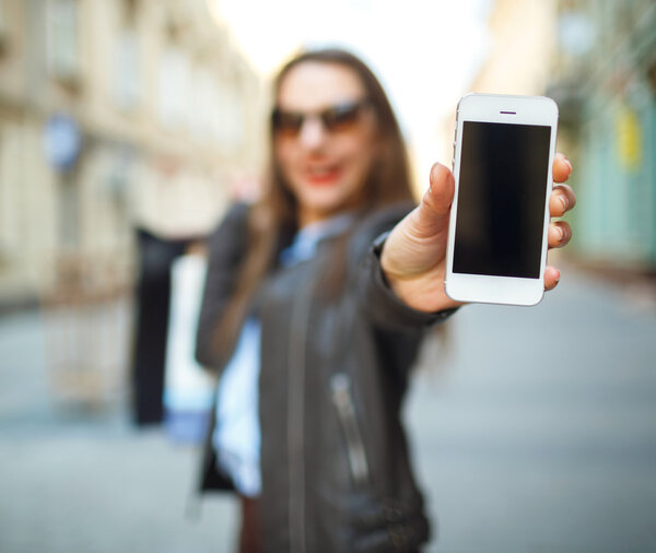 Концепция онлайн-шопинга - красивая женщина с сумками и
