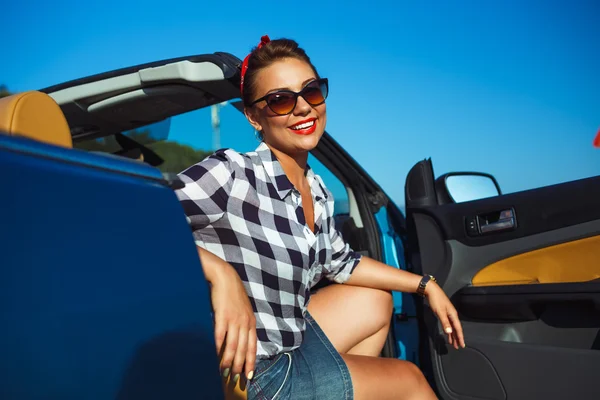 루에 도착 하는 여행을 즐기는 여자 쿠 페 형 자동차에 앉아 아름 다운 핀 — 스톡 사진