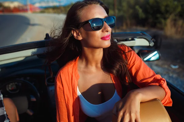 Hermosa mujer sentada en cabriolet, estilo de vida de moda conc —  Fotos de Stock