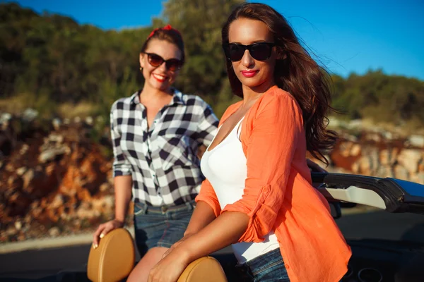 Dos chicas felices jóvenes divirtiéndose en el cabriolet al aire libre —  Fotos de Stock