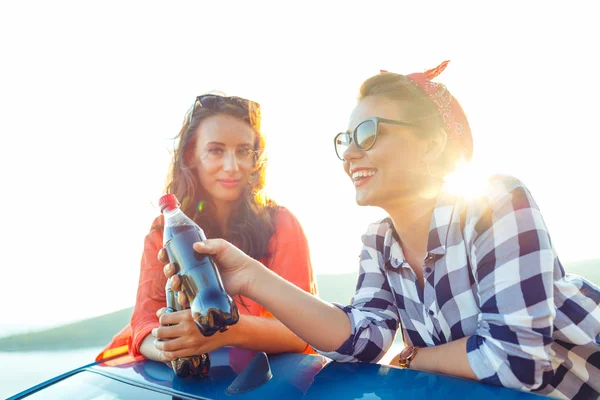 Duas jovens meninas felizes se divertindo no cabriolet ao ar livre — Fotografia de Stock