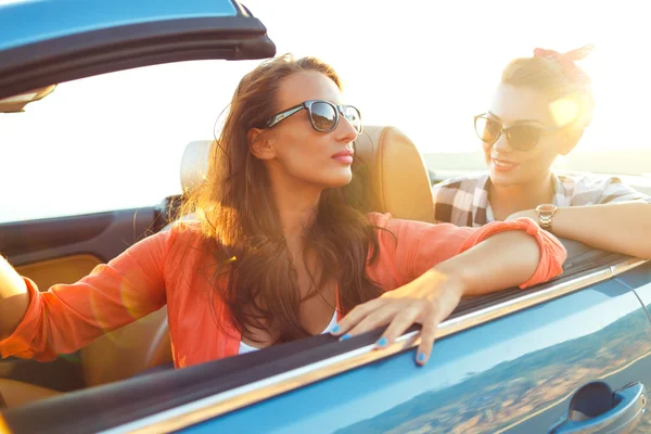 Due giovani ragazze felici alla guida di un cabriolet — Foto Stock