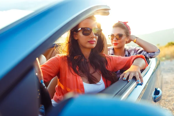 Dvě mladé dívky šťastné řízení kabriolet — Stock fotografie