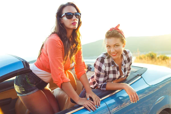 Dos chicas felices jóvenes divirtiéndose en el cabriolet al aire libre —  Fotos de Stock