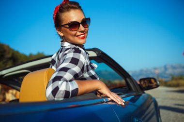 Cabriolet, oturan kadının lu gezisine kadar güzel PIN