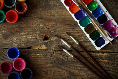 Suluboya ve ahşap arka plan üzerinde boya fırçası