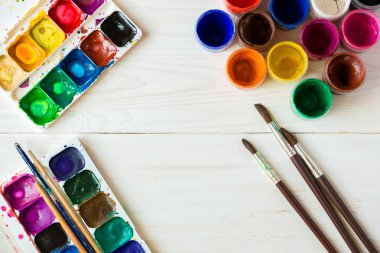 Suluboya ve Beyaz ahşap zemin üzerinde boya fırçası