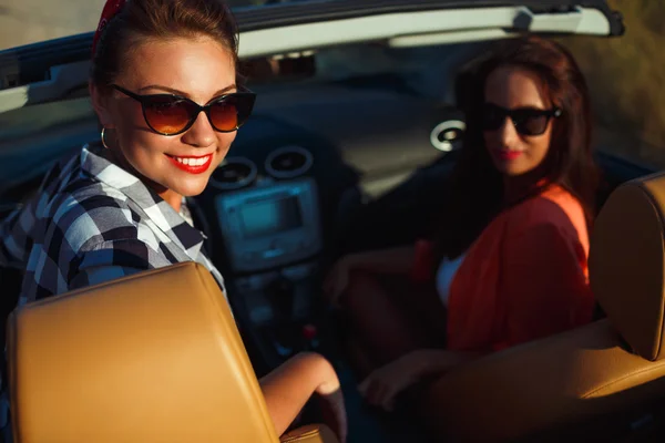 Deux jeunes filles heureuses s'amusent dans le cabriolet en plein air — Photo