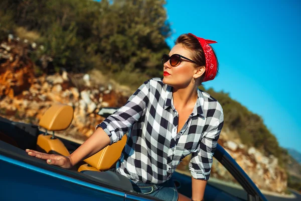 Beautiful pin up woman sitting in cabriolet, enjoying trip on lu — Stock Photo, Image