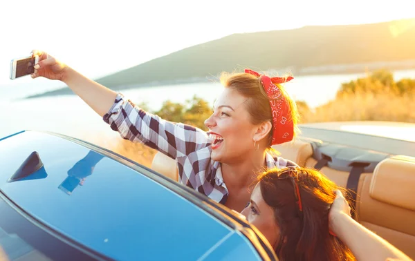 Due giovani belle ragazze stanno facendo una foto di te in un taxi — Foto Stock