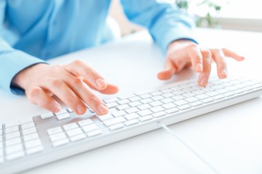 Klavyede yazarak erkekler ofis çalışanı
