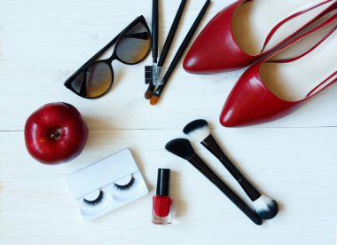 Temel moda kadın nesneler üzerinde ahşap arka plan