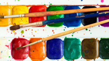 Eski suluboya boya kutusu yukarıdan aşağıya görünümü