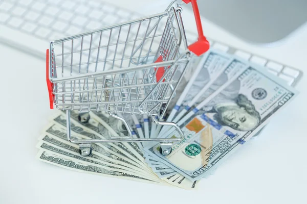 Dolar ve bilgisayar klavyesindeki alışveriş sepeti — Stok fotoğraf