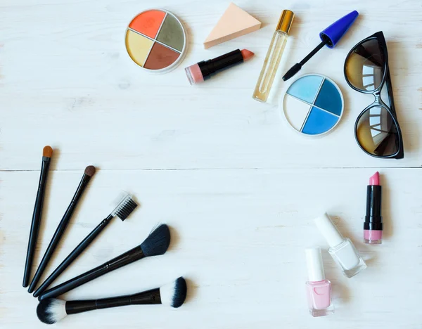 Olika makeup produkter med copyspace — Stockfoto