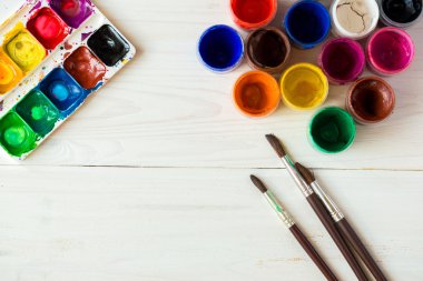 Resim sanatına. Küme resim: Fırçalar, boyalar, suluboya, acry