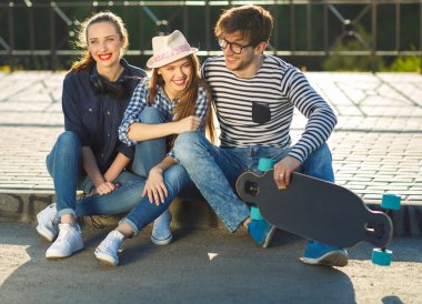 Arkadaşlar açık havada eğlence gülümseyen