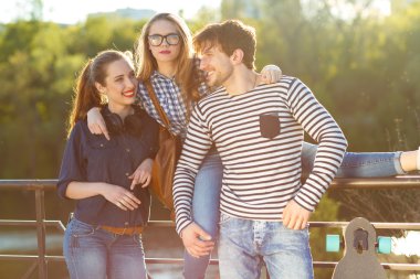 Arkadaşlar açık havada eğlence gülümseyen