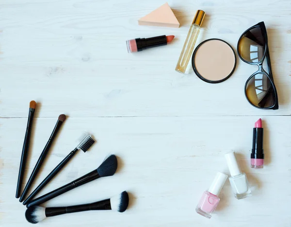 Olika makeup produkter med copyspace — Stockfoto