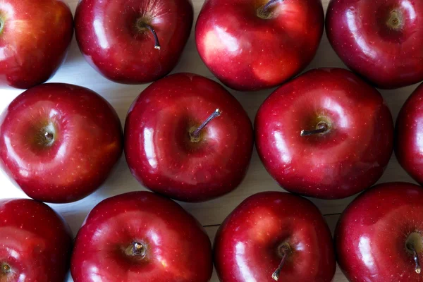 背景的红色美味熟透了的苹果 — 图库照片