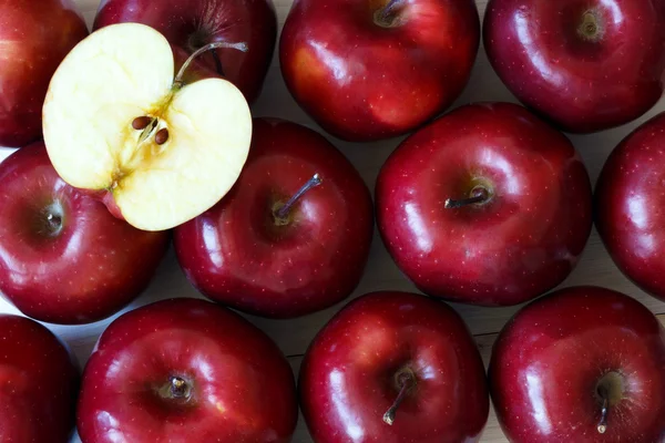 背景的红色美味熟透了的苹果 — 图库照片