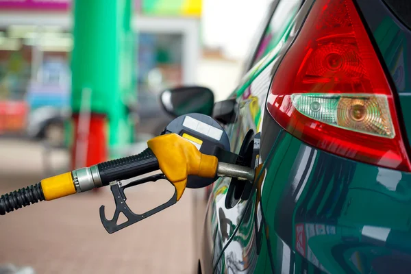 Bil bensin på en bensinstation — Stockfoto