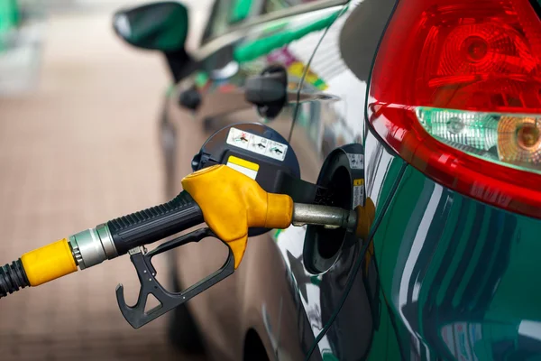 Repostaje de coches en una gasolinera — Foto de Stock