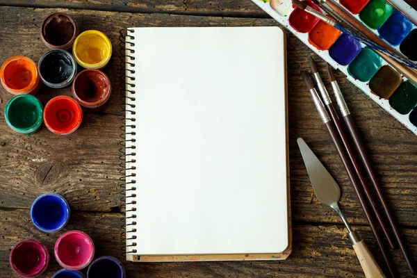 Resim sanatına. Küme resim: Fırçalar, boyalar, suluboya, acry