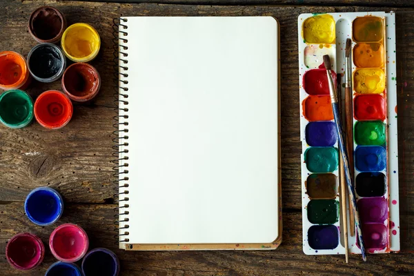 Umění malířství. Malba umístěná: štětce, barvy, akvarel, acry — Stock fotografie