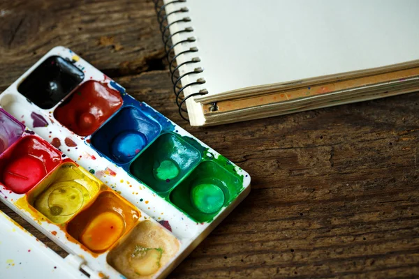 Umění malířství. Malba umístěná: štětce, barvy, akvarel, acry — Stock fotografie