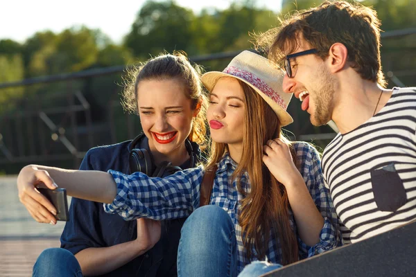 Smiling friends making selfie outdoors — Stock Photo, Image