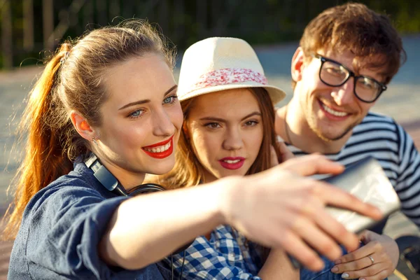 屋外の selfie を作ると友達に笑顔 — ストック写真
