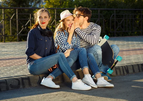 Lächelnde Freunde, die Spaß im Freien haben — Stockfoto