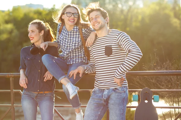 Lachende vrienden buiten plezier — Stockfoto