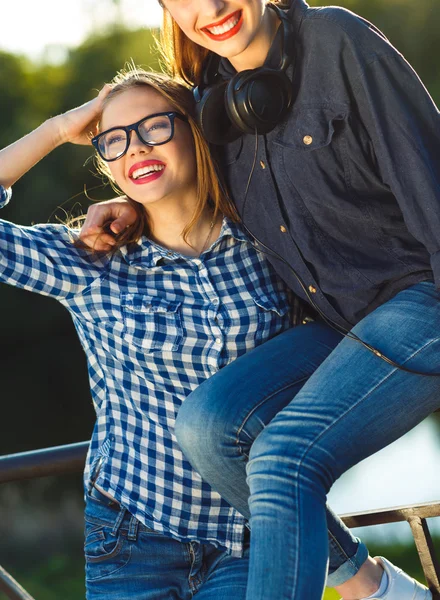 Dos jovenes juguetonas divirtiéndose al aire libre al atardecer — Foto de Stock