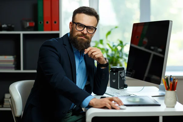 Bello giovane uomo che lavora da casa ufficio — Foto Stock