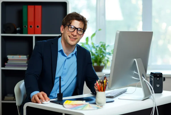 Bello giovane uomo che lavora da casa ufficio — Foto Stock