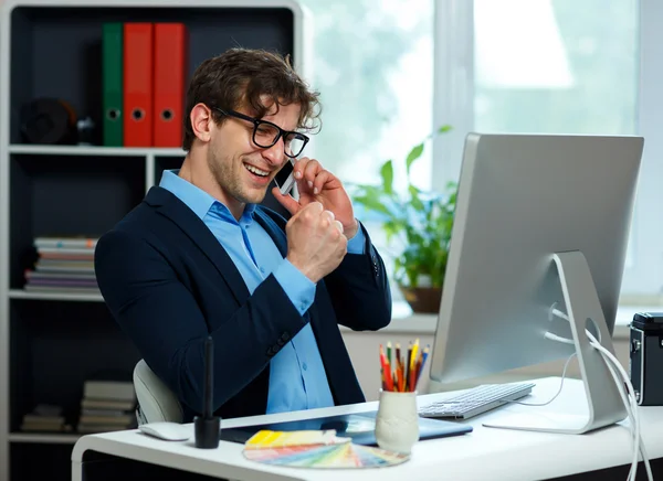 Bello giovane uomo che lavora da casa ufficio e utilizzando smartphone — Foto Stock