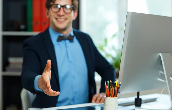 Uomo d'affari moderno con braccio esteso alla stretta di mano — Foto Stock