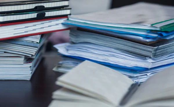 Boekhouding en belastingen. Stapel van tijdschrift-, laptop- en boeken dicht — Stockfoto