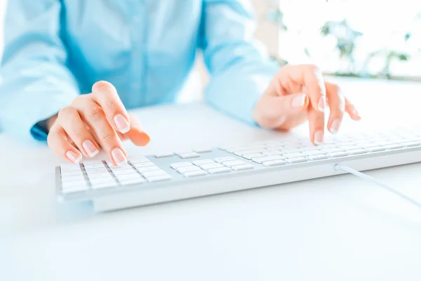 Женщина-офисный работник печатает на клавиатуре — стоковое фото