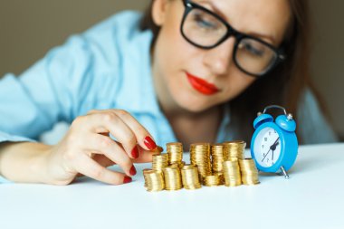 Altın sütunlara istifleme kadın