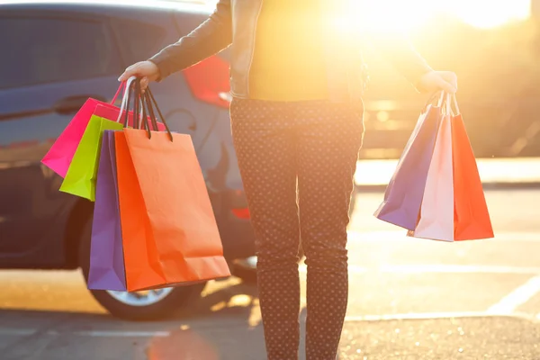 Mulher segurando seus sacos de compras em sua mão — Fotografia de Stock