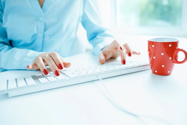 Trabajadora de oficina escribiendo en el teclado — Foto de Stock