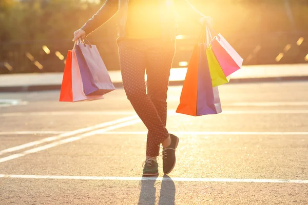 Mulher segurando seus sacos de compras em sua mão — Fotografia de Stock