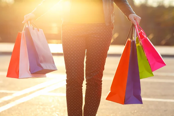 Mujer sosteniendo sus bolsas de la compra en su mano — Foto de Stock