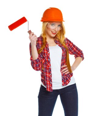 Komik kadın inşaat işçisi kask elinde rulo