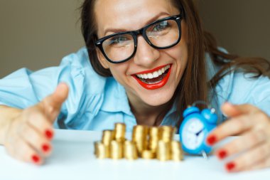 Gülümseyen kadın yığın altın sütunlara