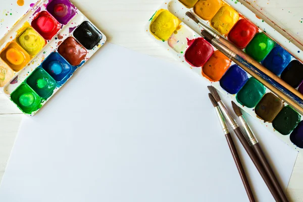 Painting set: brushes, paints, watercolor, acrylic paint on a wh — Stock Photo, Image